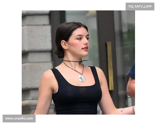 阿汤哥女儿与男友公园中依依不舍,未来将分别进入不同大学深造 阿汤哥女儿与男友公园中依依不舍,未来将分别进入不同大学深造